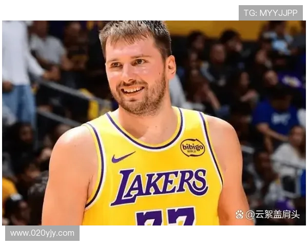 东契奇本赛季七场40加5加5加5三分球领跑联盟里夫斯与库里紧随其后